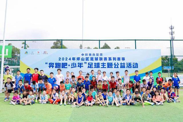 组图：理查利森女友海边度假 穿豹纹泳衣性感撩人